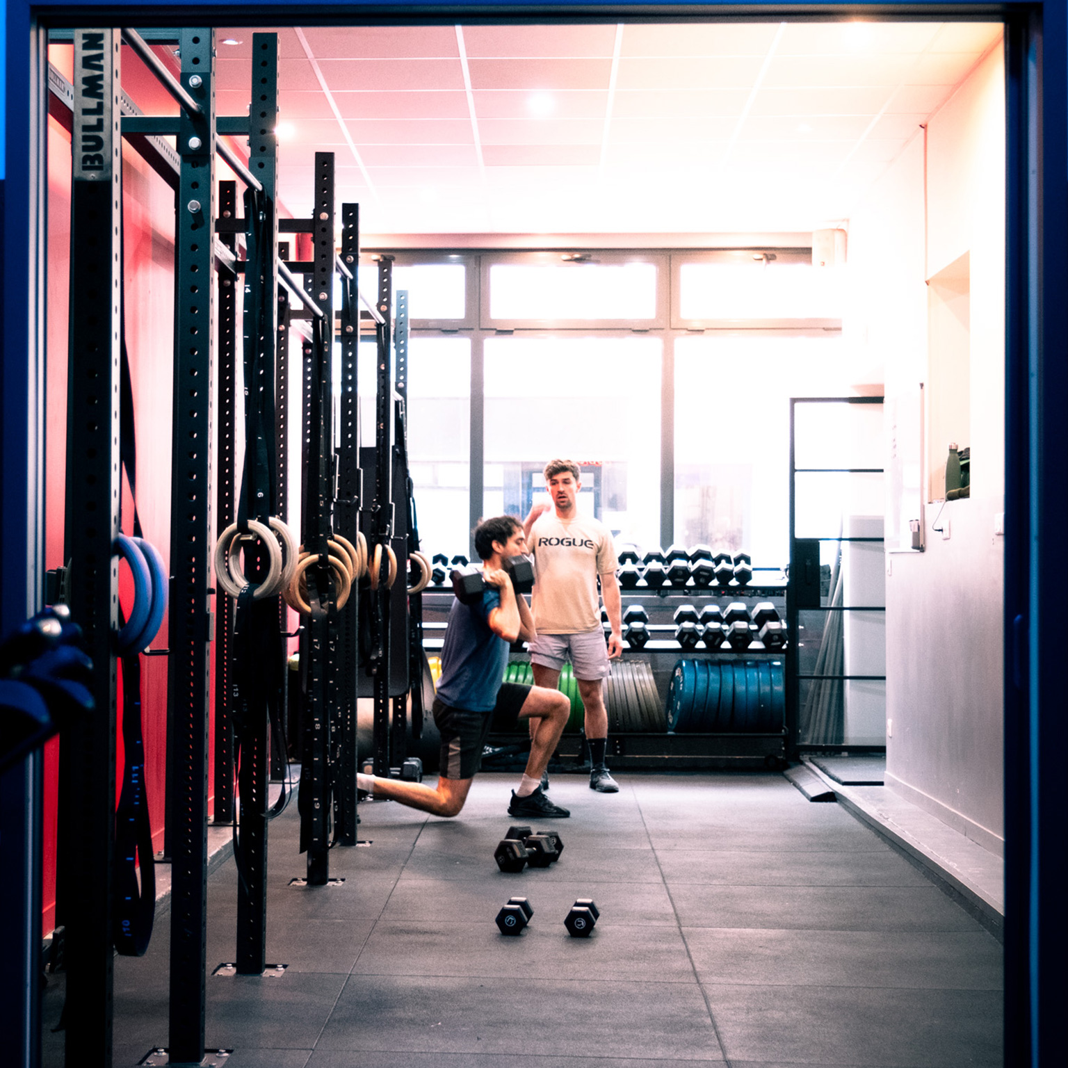 Adhérents en train de faire des fentes lors d'une séanceFast Wod